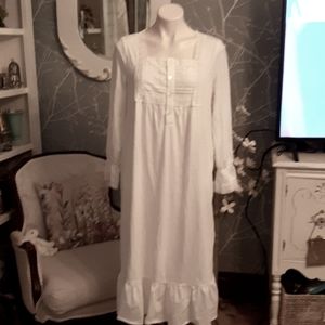 Halcyeen Nightgown.  Med. NWT